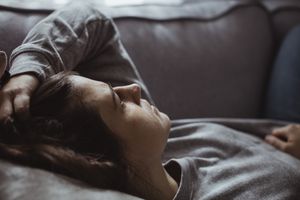 精神疲劳的女人躺在沙发上