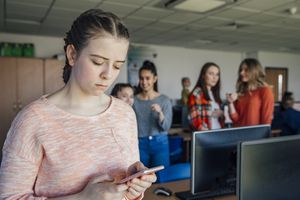 女孩被短信欺负