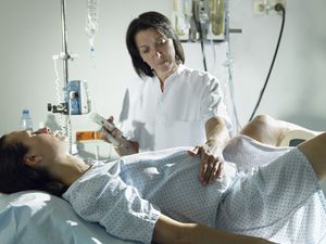 助产士在医院检查妇女的怀孕情况华体会体育官方人口