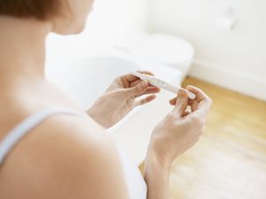 妇女接受验孕棒华体会体育官方人口