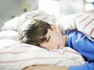 男孩睡觉