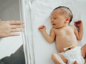 婴儿在医院用脐带夹住