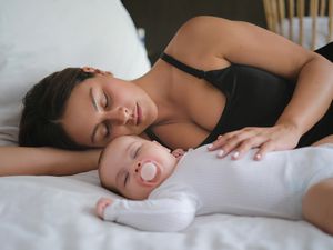 疲惫的妈妈和宝宝