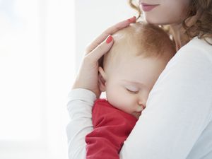 婴儿睡在妈妈的怀里