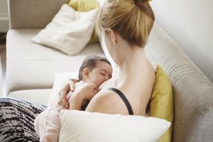 母亲在家哺乳女婴的高角度视角