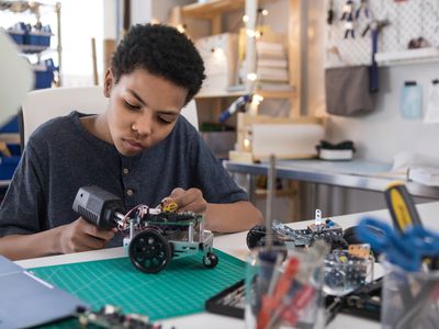 十几岁的男孩焊料我们es to build robot