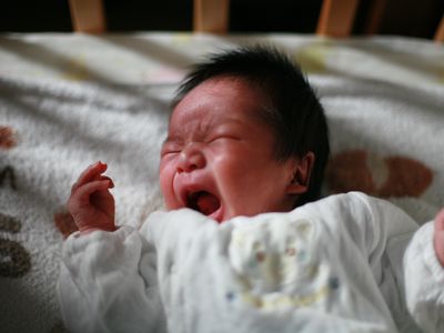 婴儿在婴儿床上哭泣
