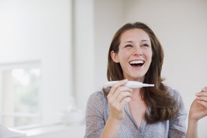 快乐的女人拿着验孕棒华体会体育官方人口
