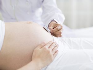 医生在家检查孕妇