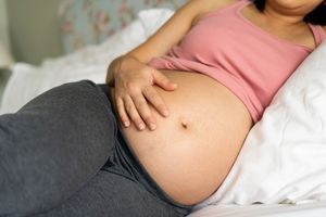 孕妇在床上