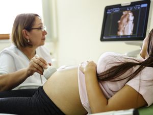 接受超声波检查的女性