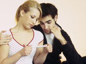 一对年轻夫妇正看着验孕阴性结果华体会体育官方人口