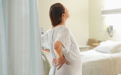 一个女人在产房里抱着她。