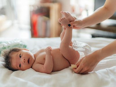 亚洲婴儿正在换尿布。