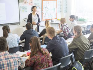 上课时老师和学生在教室里