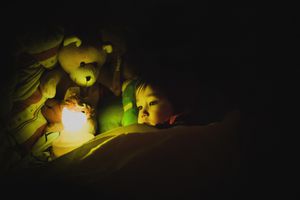 带着夜灯的孩子
