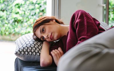 沙发上悲伤的女人