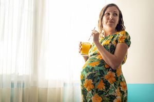 孕妇拿着水杯
