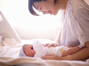 新生儿和妈妈在医院