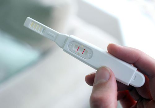 拿着验孕棒的妇女华体会体育官方人口