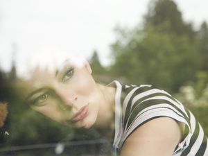 年轻女子望着窗外