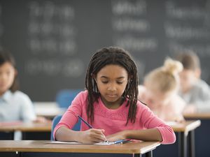 女孩在书桌前写字