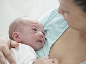 抱着新生婴儿的妇女