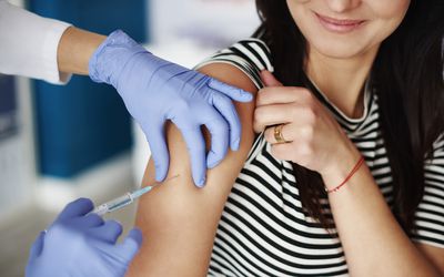 人得到浸ID-19 vaccine