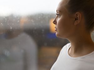 深思熟虑的女人看着窗外