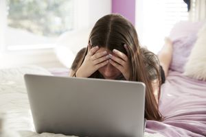 心烦意乱的青少年使用笔记本电脑