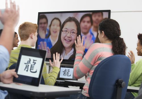 教室里的学生在全球范围内通过skype聊天。