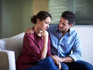 男人安慰伤心的女人