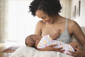 父母用母乳喂养婴儿。