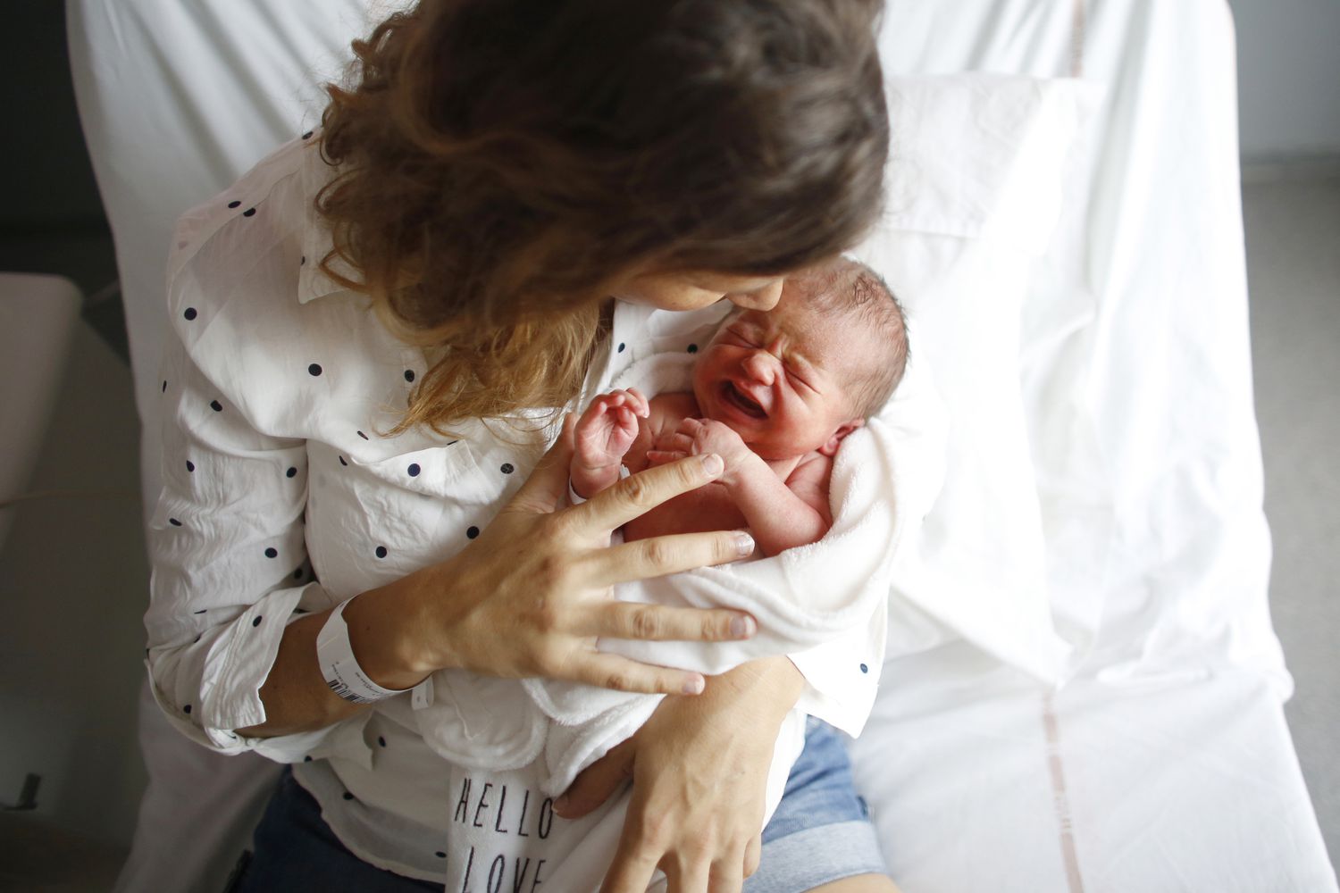 母亲和新生婴儿
