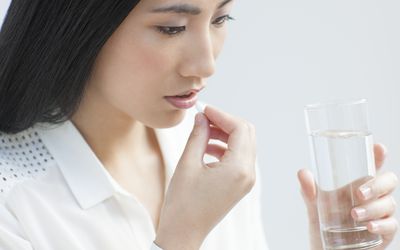 吃药片的女人