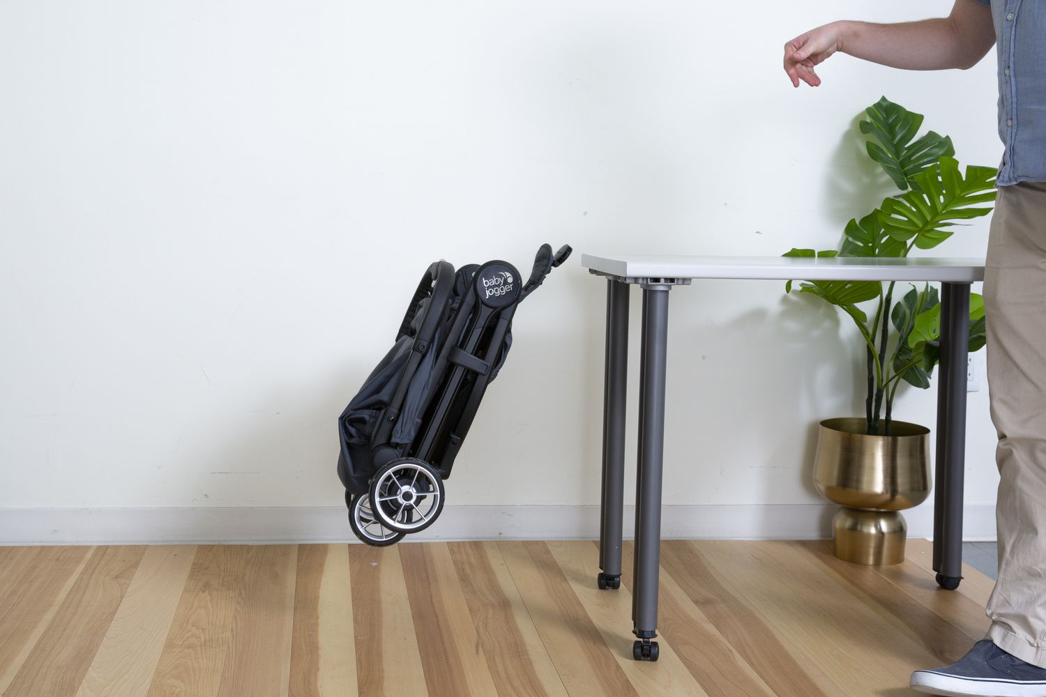 Man dropping folded Baby Jogger City Tour 2