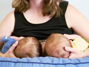 母亲哺乳双胞胎男婴(3-6个月)，中段