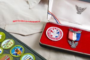 童军鹰别针和徽章与制服和功绩徽章