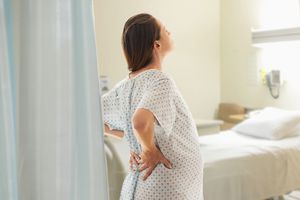 孕妇在医院抱着下背部