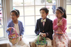 孩子们在寻找复活节彩蛋