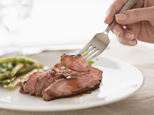 母乳喂养和正确饮食。拿着健康食品叉子的妇女。