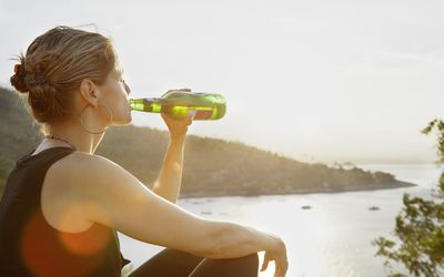 喝啤酒的女人