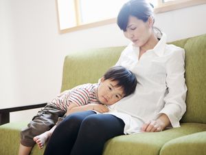 母子俩在家休息