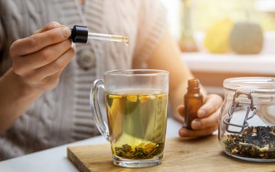 女子往茶里滴CBD油
