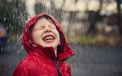 雨中的男孩