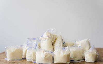 桌上有几袋冷冻母乳