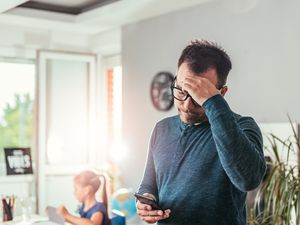 心烦意乱的男人正在打电话
