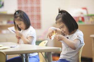 患有唐氏综合症的混血学生在教室里