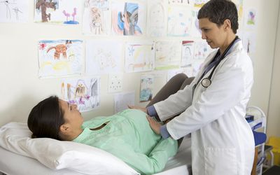 孕妇正在接受检查
