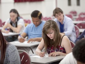 学生们在教室里做笔记